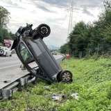 Malgré la position du véhicule, sur l'A1 près de Suhr (AG), l'automobiliste et sa passagère sont indemnes.